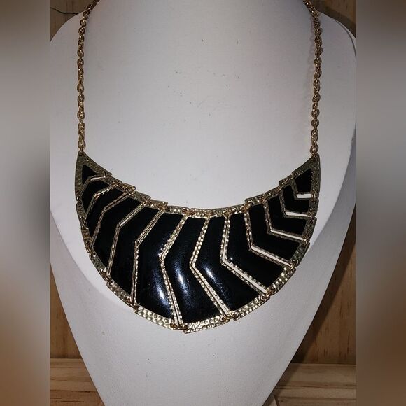 Jewelry - Elegant Black and Gold Necklace